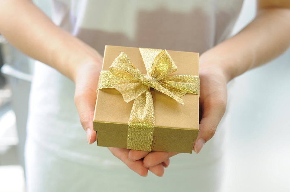Send These Gifts To Your in-Laws in Noida